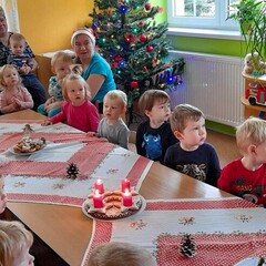 děti pozorně naslouchají vypravování o Vánocích