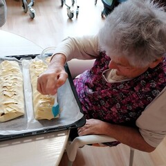 klientka pomazává štrúdl před upečením
