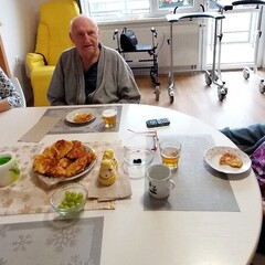 klienti si pochutnávají na bramborových placičkách