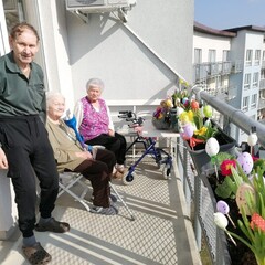 klienti na balkoně u nazdobených truhlíků
