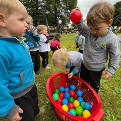 děti a malé barevné balonky
