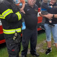 společná fotografie dětí s hasiči a paní starostkou