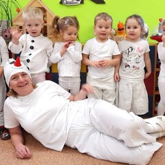 děti s tetou převlečené za sněhuláky