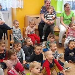 děti bedlivě naslouchají pohádce
