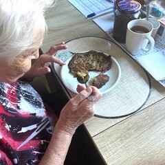 klientka si pochutnává na bramborácích