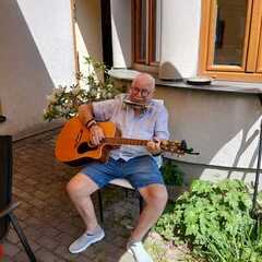 hudební doprovod - hra na kytaru a harmoniku