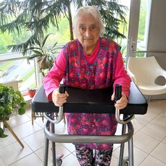 klientka při nácviku chůze s vysokým chodítkem